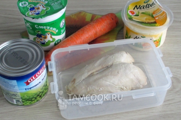 Ингредиенты для салата с курицей, морковью и зелёным горошком