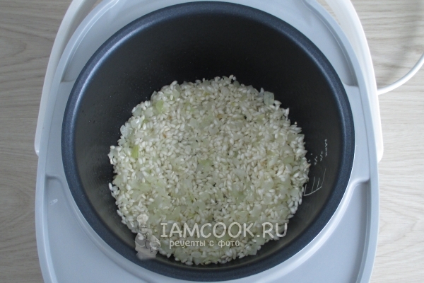 Обжарить рис с луком