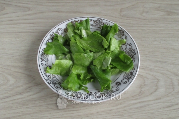 Выложить на тарелку листья салата