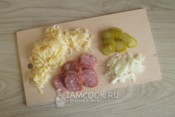 Измельчить сыр, колбасу, огурцы и лук