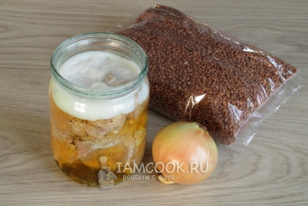 Ингредиенты для гречки с тушенкой в кастрюле
