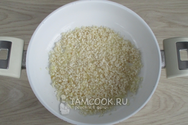 Обжарить рис с луком