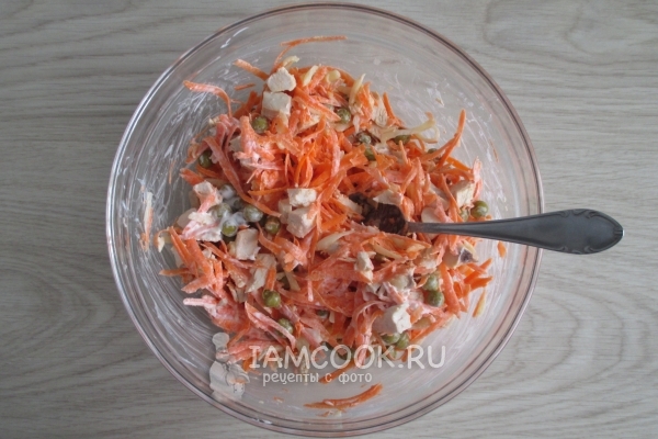 Фото салата с курицей, морковью и зелёным горошком