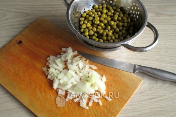 Классический зимний салат оливье с колбасой и яблоком рецепт с фото пошагово