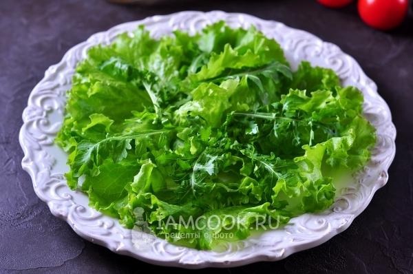 Выложить листья салата на тарелку
