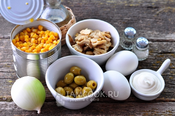 Ингредиенты для салата с консервированными шампиньонами и кукурузой