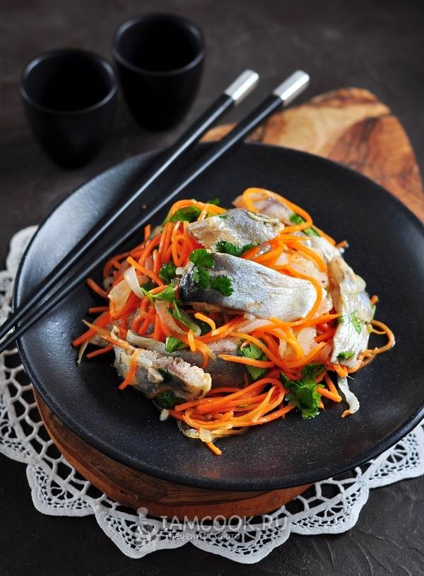 Салат с селедкой и морковью по-корейски — рецепт с фото пошагово
