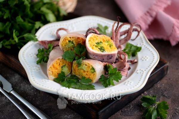 Кальмары, фаршированные рисом и овощами