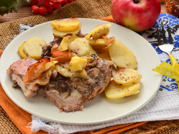 Курица, запечённая с картошкой и яблоками — рецепты | Дзен