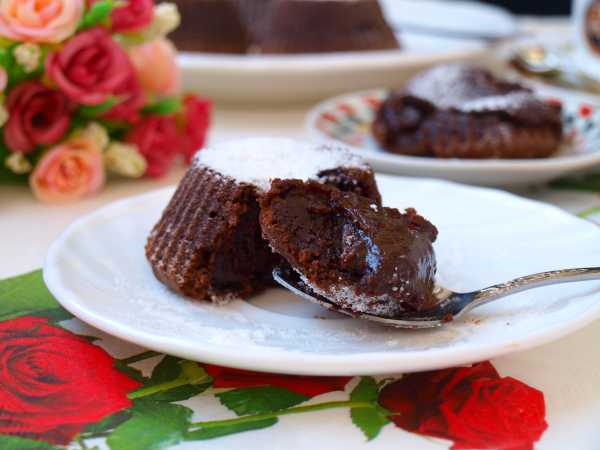 Шоколадные кексы с жидкой начинкой — рецепт с фото