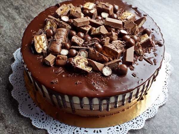 Как украсить торт шоколадом узором и конфетами