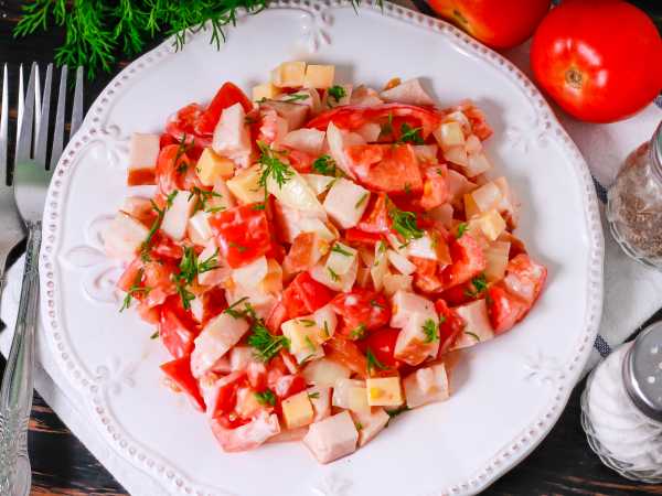 Салат из копченой курицы с помидорами