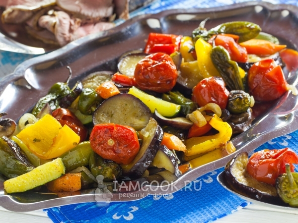 Баклажаны, запеченные в духовке с овощами – полезное ароматное рагу!