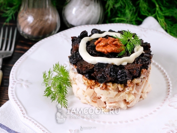 Салат с курицей, черносливом и грецкими орехами, рецепт с фото