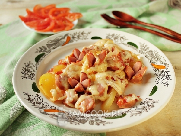 Картошка с сосисками и сыром в духовке - рецепт с фото