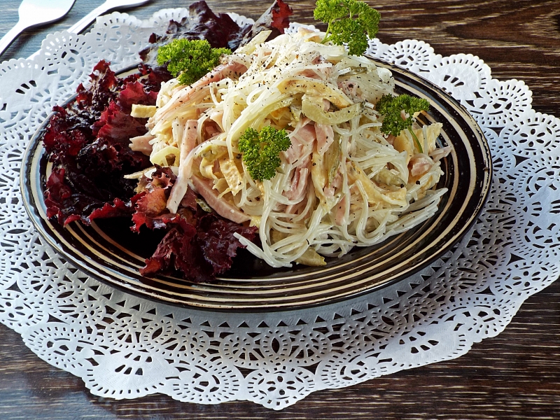 Салат с блинами, фунчозой и ветчиной