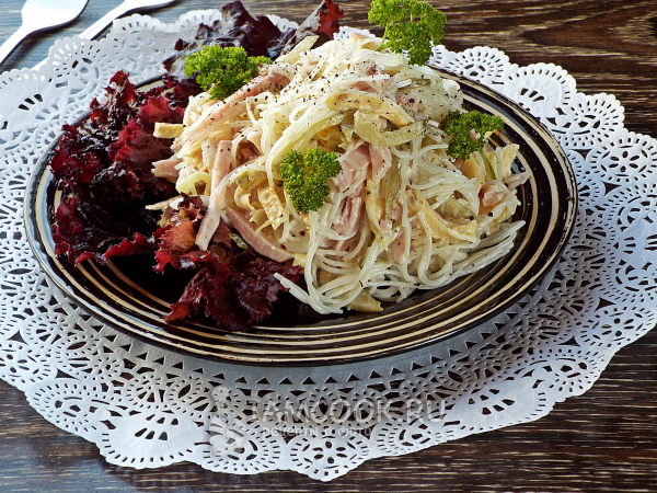 Салат с блинами, фунчозой и ветчиной, рецепт с фото