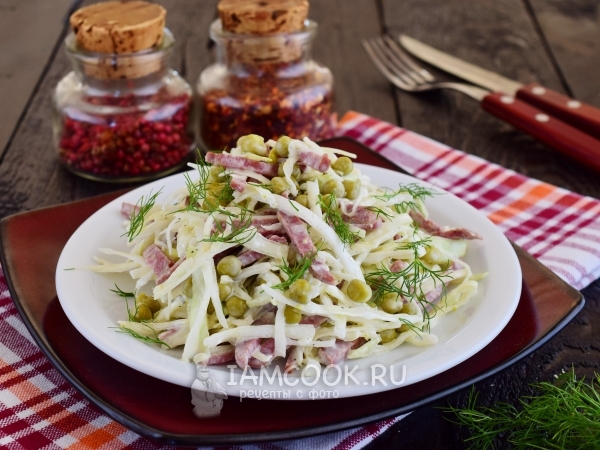 Салат с зеленым горошком, колбасой и сыром – пошаговый рецепт приготовления с фото