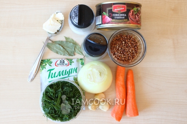 Ингредиенты для гречки с тушенкой в сковороде