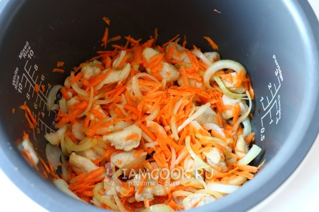 Положить лук и морковь