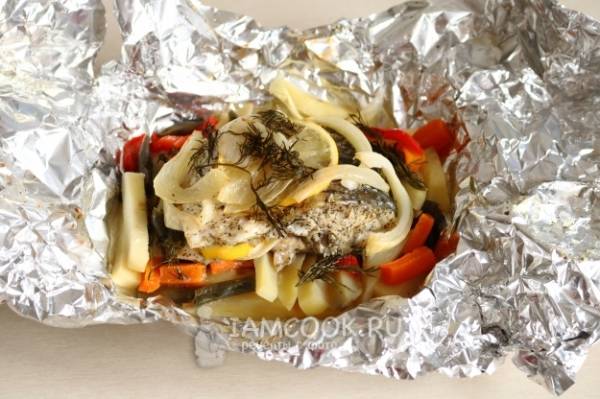 Хек с картошкой в фольге в духовке — рецепт с фото пошагово