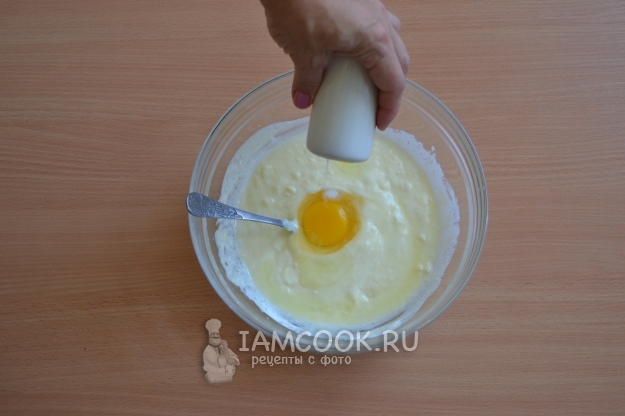 Добавить яйцо и соль