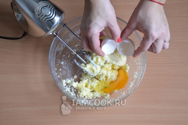 Добавить сметану и яйцо