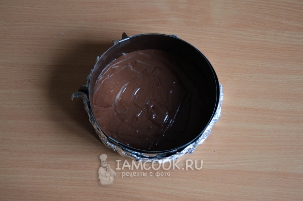 Влить шоколадное тесто в форму