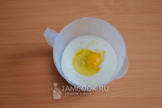 Соединить молоко, масло и яйцо