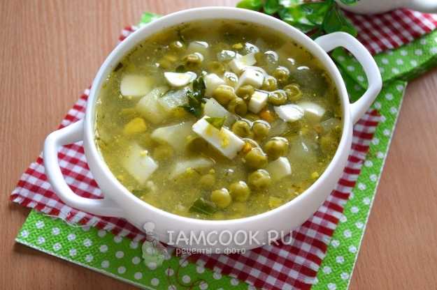 Куриный суп с консервированным зеленым горошком