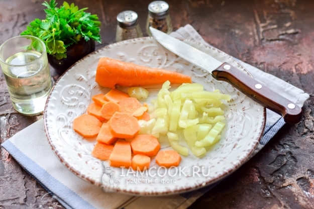 Порезать перец и морковь