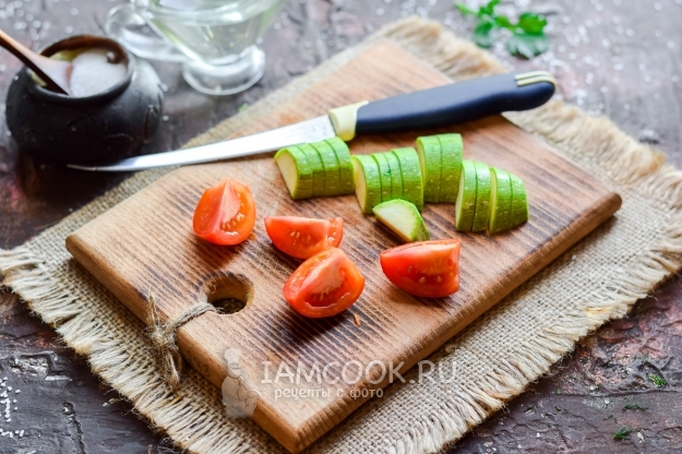 Порезать кабачок и помидор