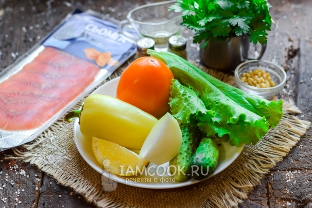 Ингредиенты для салата с красной рыбой, овощами и кедровыми орешками
