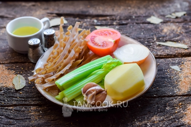Ингредиенты для супа со стеблевым сельдереем и гречневой лапшой