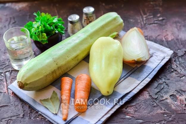 Ингредиенты для острого салата из кабачков на зиму