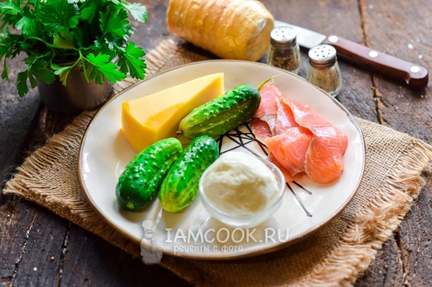 Ингредиенты для салата в тарталетках из красной рыбы, огурца и сыра