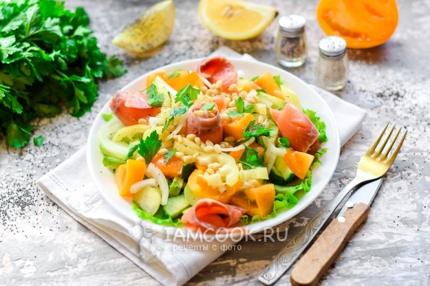 Рецепт салата с красной рыбой, овощами и кедровыми орешками