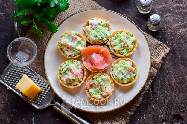 Фото салата в тарталетках из красной рыбы, огурца и сыра