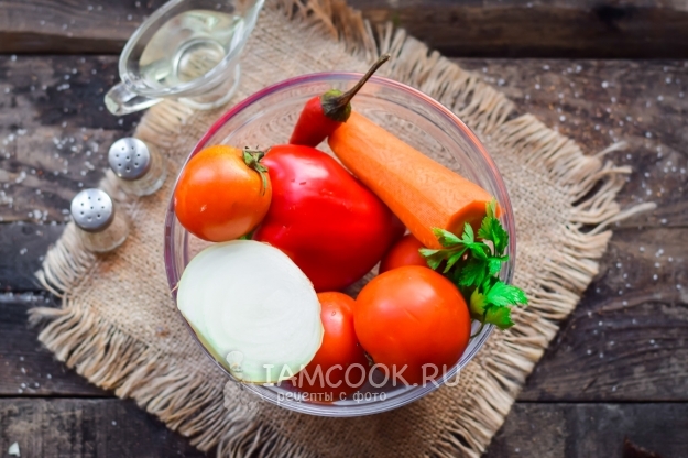 Ингредиенты для лечо с луком, морковью и помидорами на зиму