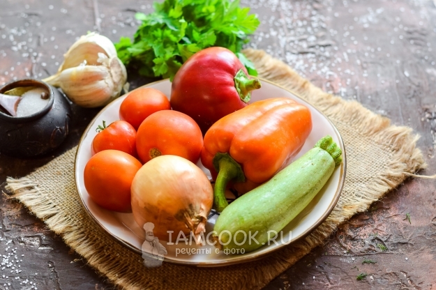 Ингредиенты для салата «Парамониха» с кабачками на зиму