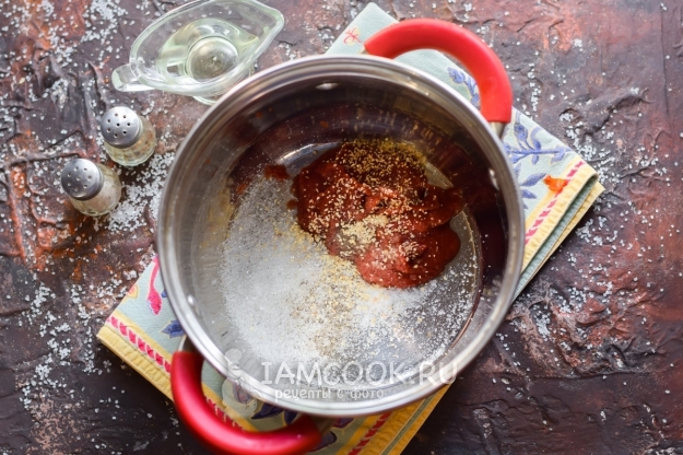 Соединить томатную пасту и специи