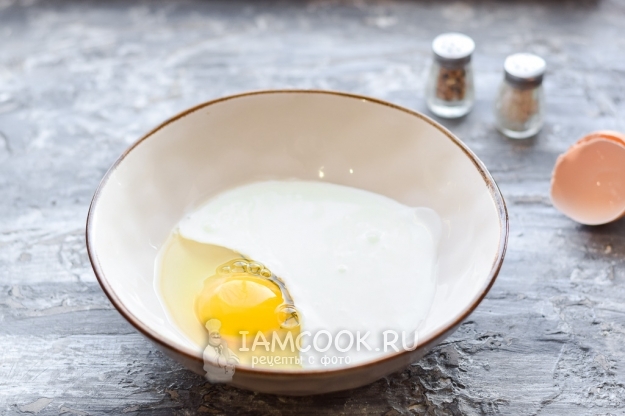 Соединить кефир и яйцо