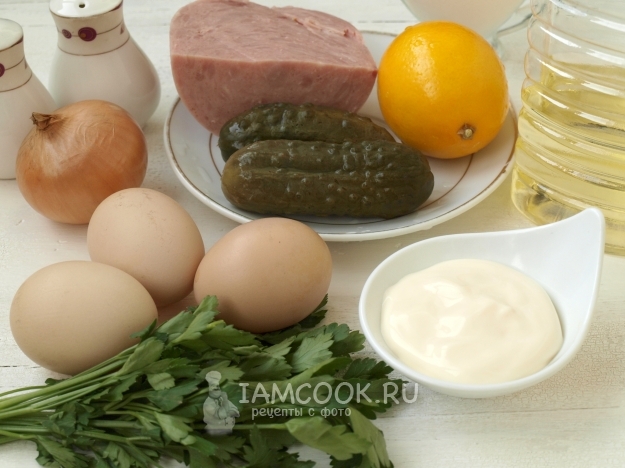 Ингредиенты для салата с омлетом и ветчиной