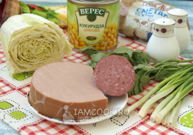 Ингредиенты для салата с пекинской капустой, колбасой и кукурузой