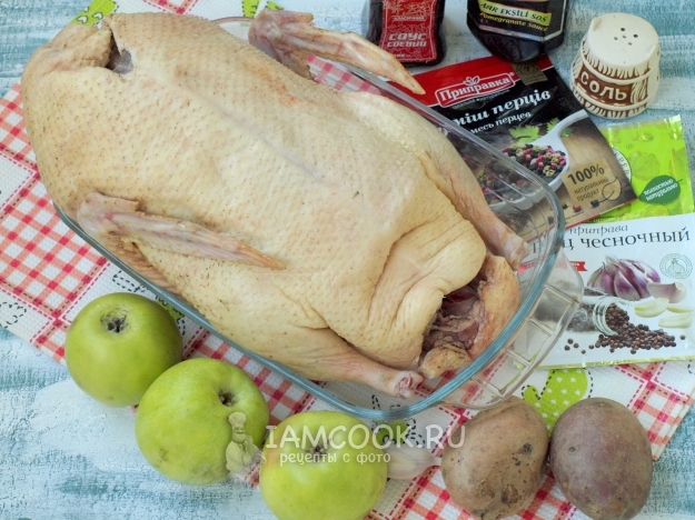 Ингредиенты для утки с яблоками и картошкой в духовке