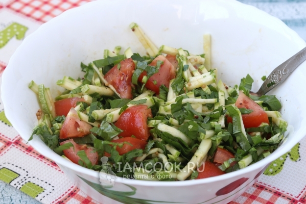 Фото салата из кабачков, помидоров и щавеля