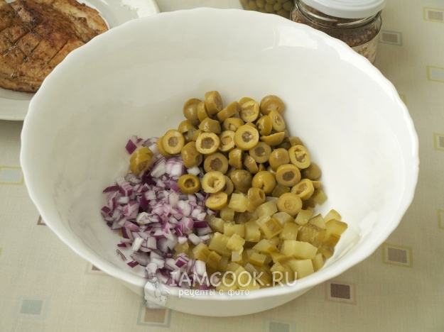 Соединить лук, оливки и огурцы