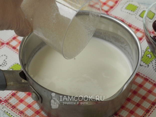 Нагреть сливки с молоком