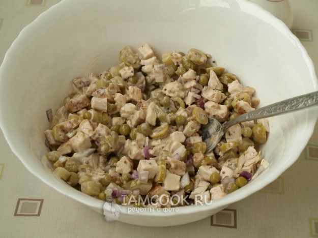 Салат с курицей и оливками