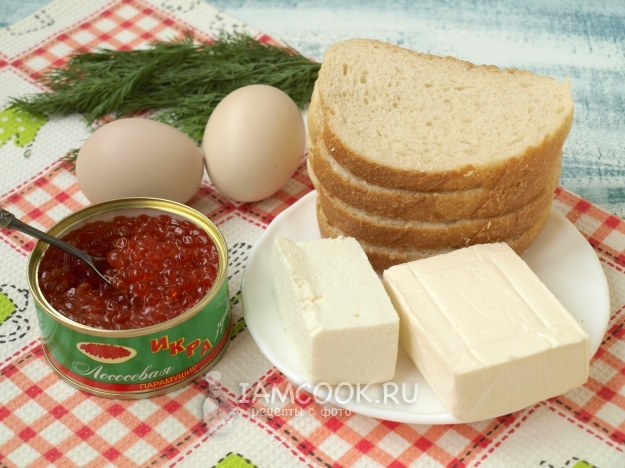 Ингредиенты для бутербродов с красной икрой, сыром и яйцом